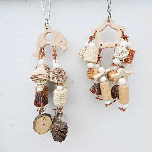 Pappagallo Giocattolo per uccelli Frutta in legno Corda da masticare Cono di pino Maiale Macchia di sughero Digrignamento dei denti Sollievo dalla noia Forniture per gabbie per uccelli