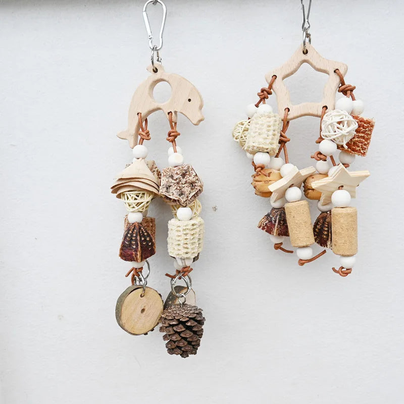 Pappagallo Giocattolo per uccelli Frutta in legno Corda da masticare Cono di pino Maiale Macchia di sughero Digrignamento dei denti Sollievo dalla noia Forniture per gabbie per uccelli